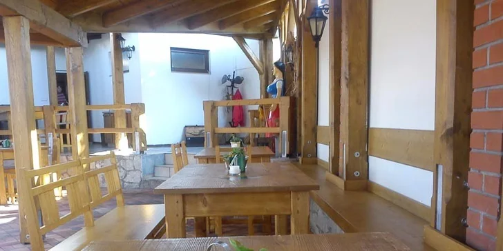 Interiér je tu zařízen v selském stylu.
