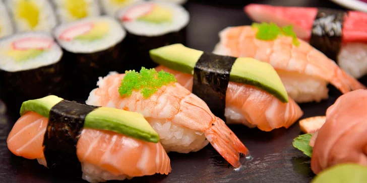 Sushi menu s polievkou a dezertom v Asian Restaurant v Auparku