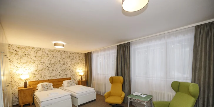 Prostorné pokoje jsou jednoduše ale moderně vybavené.