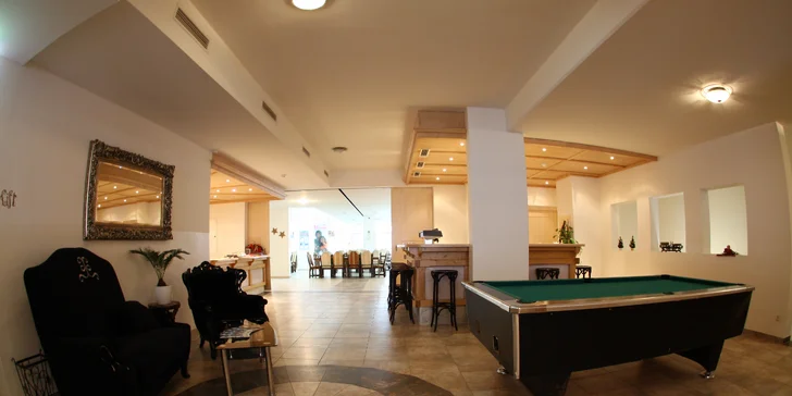 K vybavení hotelu patří recepce, lobby i společenská místnost.