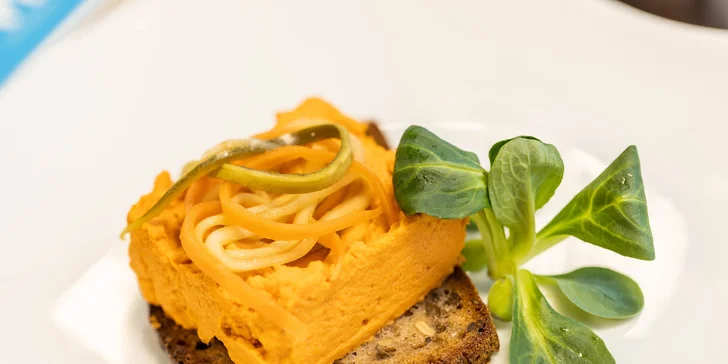 Hummus z červenej papriky a zaváraná zelenina