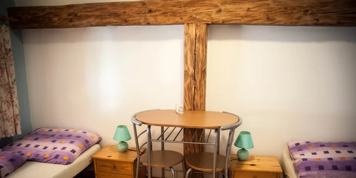 Apartmán má přístup po venkovních dřevěných schodech a pavlač s výhledem do dvora.