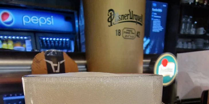  A co k pití? Na čepu je Pilsner Urquell, osvěžit se můžete ale třeba i limonádou.