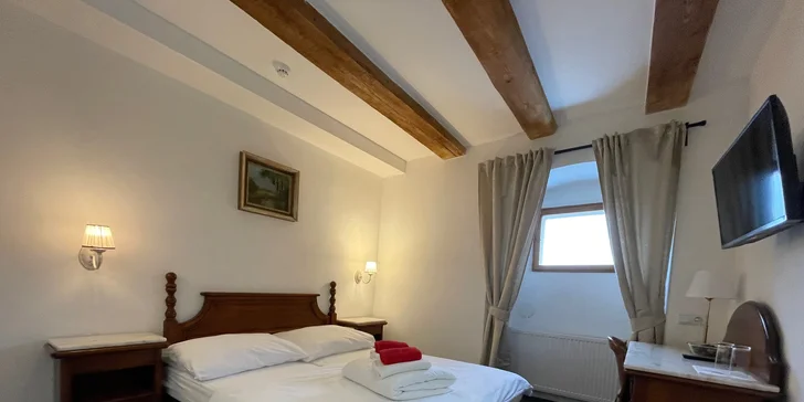  V koupelně apartmánu je masážní parní sprcha. 