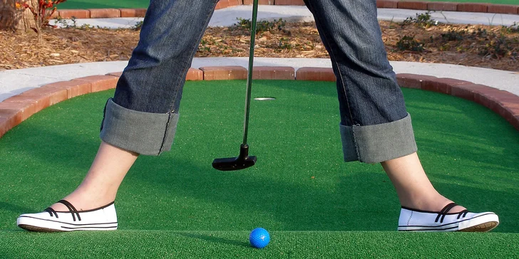 Zábava pro celou rodinu: Hodina adventure golfu, jaký jinde nenajdete