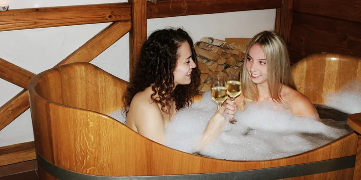 Letní osvěžující vinná lázeň s lahví Prosecca: koupel v dřevěných kádích a aromaterapie s hudbou