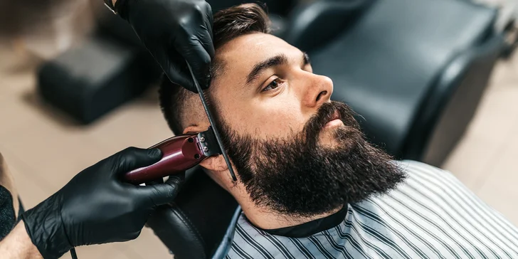 Pánské holičství v centru Hradce Králové: barber střih od 3 mm včetně úpravy kontur a mytí