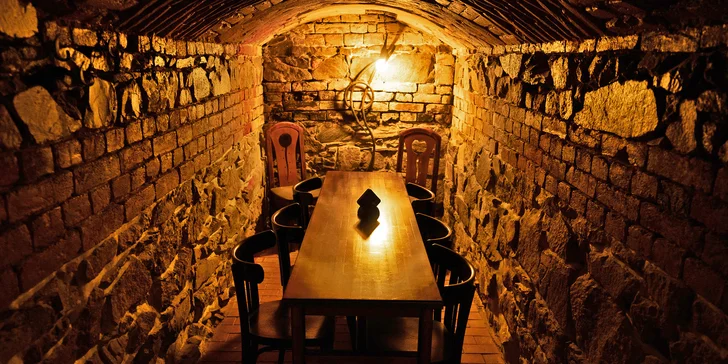 Restaurace je stylizovaná jako historická mučírna, ale mučit vás tu rozhodně nebudou. 