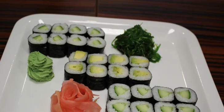 Pokud si chcete smlsnout doma, nebude to problém – za příplatek vám vše rádi zabalí s sebou (na fotce vege set s 24 ks). 