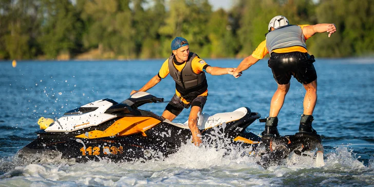 Stačí na nohy nasadit flyboard, prosvištět za vodním skútrem pár metrů pod vodou a vzápětí se na vrcholku gejzíru vznést nad ní.