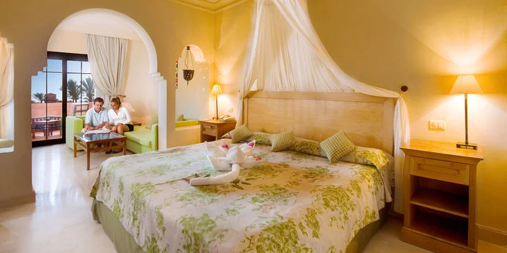 Připraven pro vás bude velmi komfortní pokoj Junior Suite. Najdete v něm koupelnu, nechybí klimatizace, trezor, satelitní TV, mini bar (za poplatek) a balkon nebo terasa. K dispozici jsou za příplatek také další prostornější pokoje (Big junior suite, Grand suite).