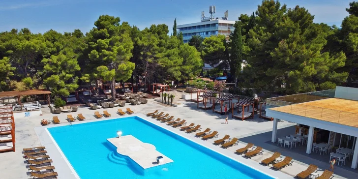 Hotel disponuje bazénem, nejbližší pláž najdete cca 100 m.