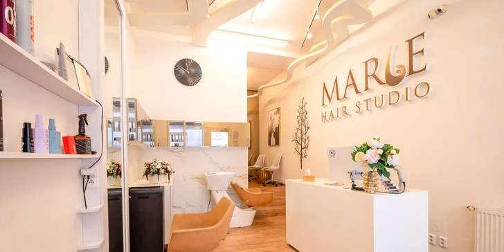 V nabídce je klasická manikúra s masáží, japonská manikúra P-shine i manikúra s lakováním gel lakem.