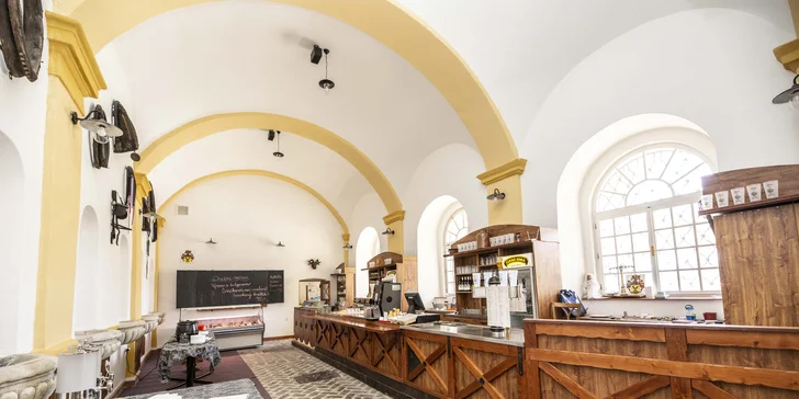 Restaurace je otevřená od 9 do 18 hodin, posedět můžete i na zahrádce na nádvoří. 