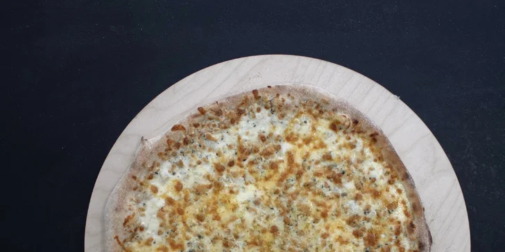 Zvolit můžete i celou pizzu o průměru 36 cm, kterou doplní duo dipů i nápoje.
