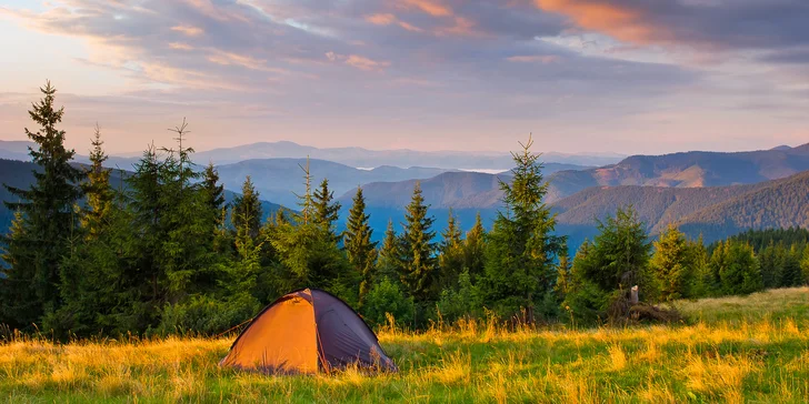 Outdoorové dobrodružství ve stanu na horské pláni se snídaní i saunou
