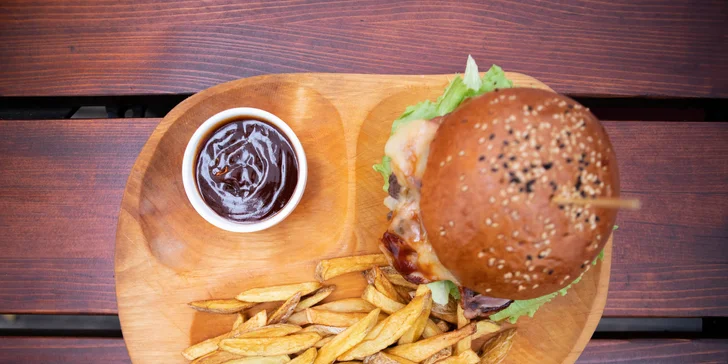 1× Ťaví burger: 110 g ťavie mäso, 
130 g sezamová žemľa, majonéza, cibuľa, slanina, špeciálna omáčka s curry, 50 g hranolčeky + 1× nápoj 0,5 l (čapované pivo alebo kofola) 