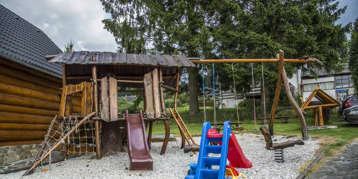 Děti se zabaví na hřišti. 