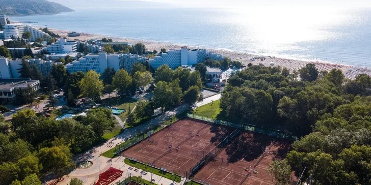 Pokud vás láká aktivní odpočinek, navštivte přilehlý areál Albena, kde za poplatek využijete tenisové centrum s 25 kurty, můžete se projet na koni, zahrát si klasický i plážový golf. 