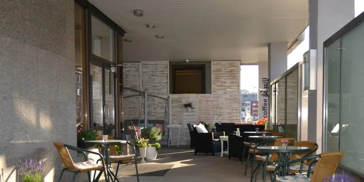 2x vynikající káva Lavazza, 2x zákusek dle vlastního výběru