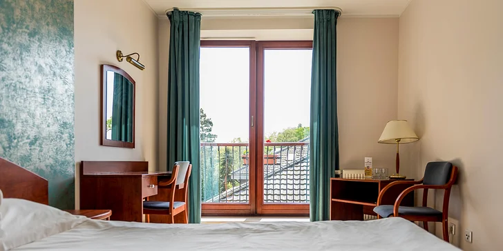 Na výber máte dvojlôžkové izby s manželskou posteľou alebo samostatnými lôžkami aj rodinný apartmán.