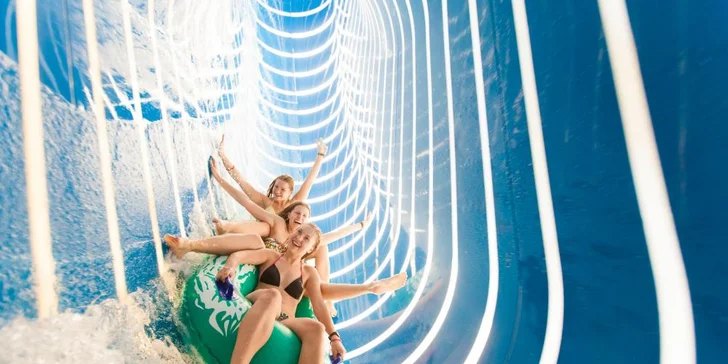 Blue trio můžete sjet ve dvou až ve třech lidech. Na cestu vám v uzavřeném toboganu bude blikat několik světýlek. 