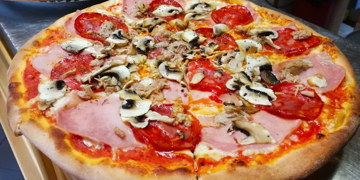 Pizzu o průměru 33 cm si budete vybírat z víc než 30 druhů.