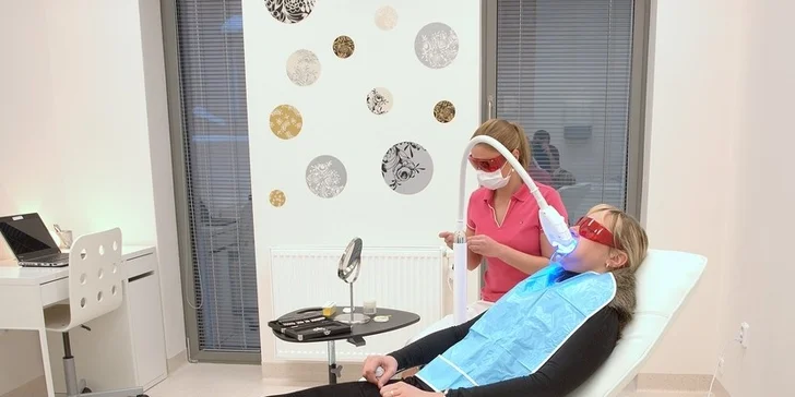Zesvětlení odstínu zubů bez použití peroxidu