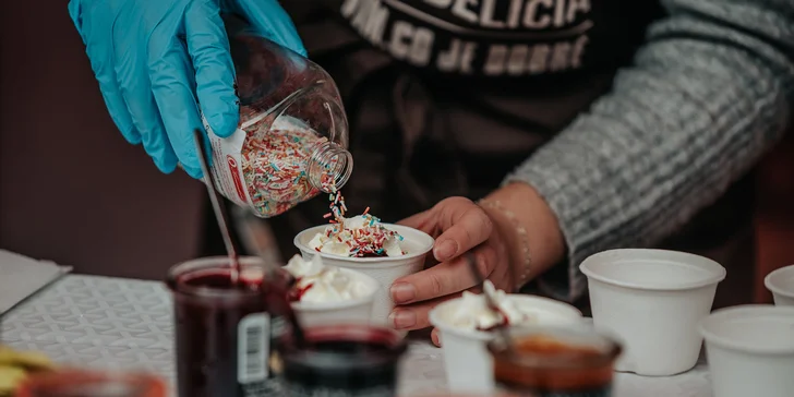 Malá degustace zahrnuje komentovanou ochutnávku paštik, domácí limonádu a sladkou vaflovou jednohubku s džemem z planého ovoce. 