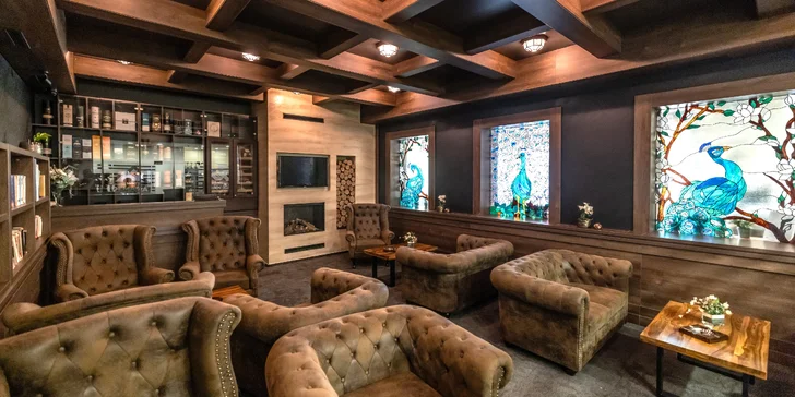 Niečo tvrdšie zo sekcie alkoholických nápojov ponúka Lounge and cigar bar, príjemnú atmosféru dotvára krb. 