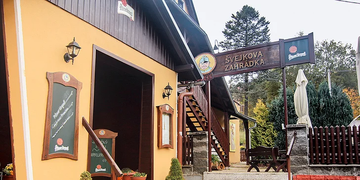 Přímo u hotelu zaparkujete, je tu také úschovna kol. 