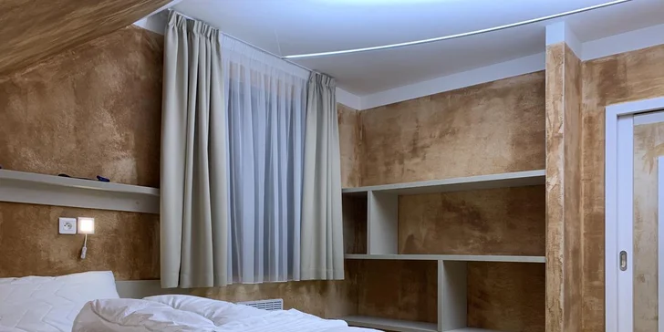 Moderní apartmány mají samostatný vchod, obývací pokoj s rozkládací pohovkou, kuchyňský kout, ložnici, koupelnu s prostorným sprchovým koutem a toaletou.