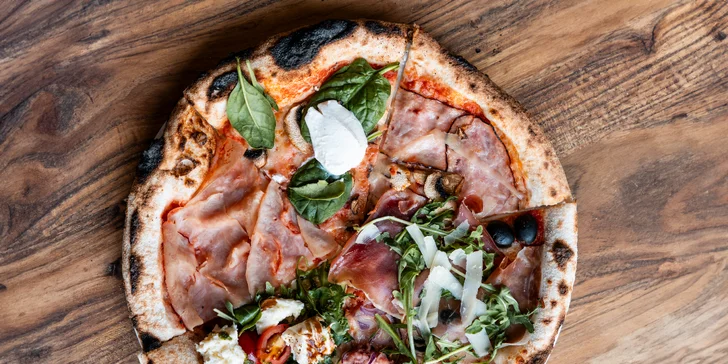 Pokud byste si ji snad chtěli sníst třeba doma, nebude to problém – za příplatek vám pizzu připraví do krabice na odnos s sebou. 