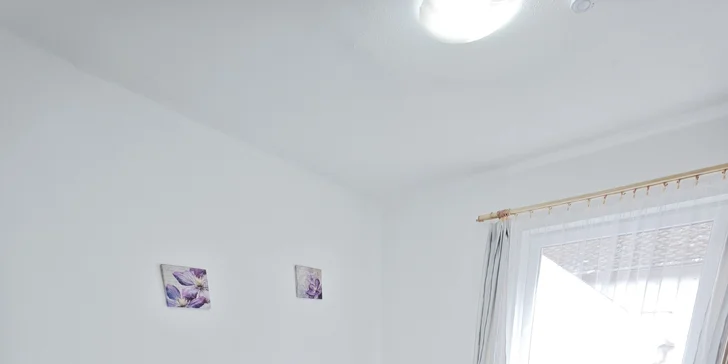 Zabydlíte se v pokoji s TV a Wi-Fi připojením.