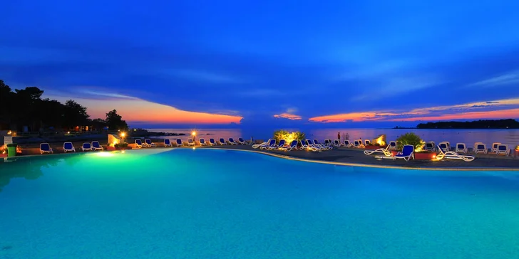 Resort sa nachádza hneď pri pláži ocenenou Modrou vlajkou.