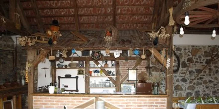 269 Kč za obří tatarák z pravé hovězí svíčkové a dvacet topinek s česnekem. Poctivá chuť a pořádná porce masa pro několik osob.