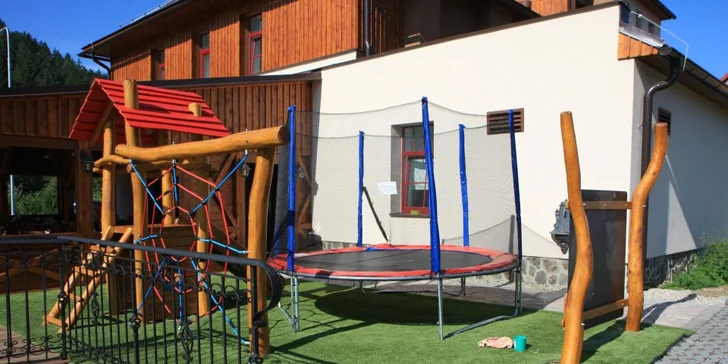Připravená je pro ně hernička i venkovní hřiště.