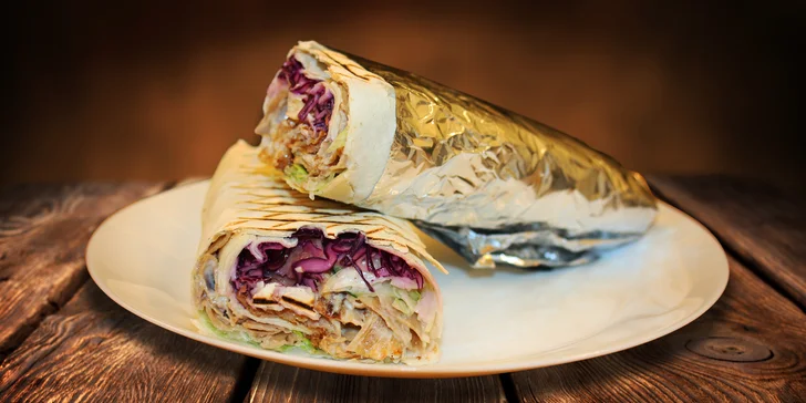 Dürüm kebab: Grilované maso se zeleninou v chlebové rolce