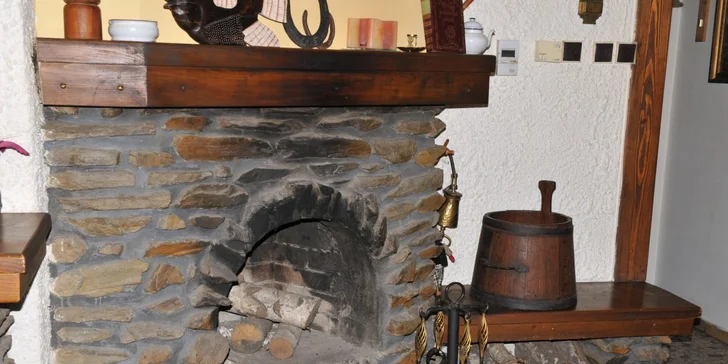 Tatarák z lososa s rozpečenými tousty a sklenkou šumivého vína