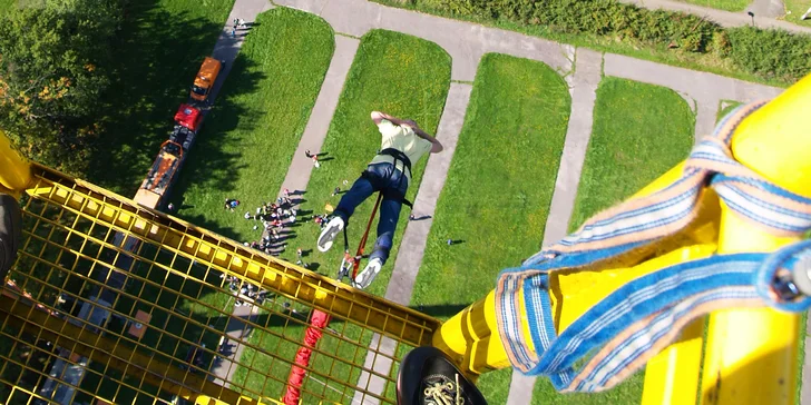 U bungee seskoku z jeřábu můžete volit z výšky 50 m v celkem 3 lokalitách: Praha, Olomouc, Ostrava. 