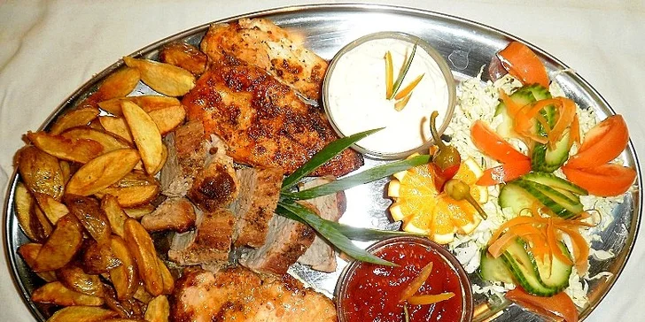 Talíř plný steaků pro dva. K tomu přílohy i zelenina