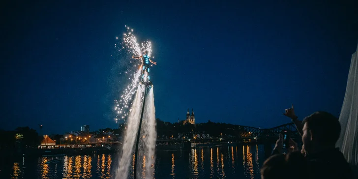 Součástí zážitku je seznámení s výbavou a školení, zapůjčení výbavy (flyboard, neopren, vesta, helma) a představení historie flyboardu.