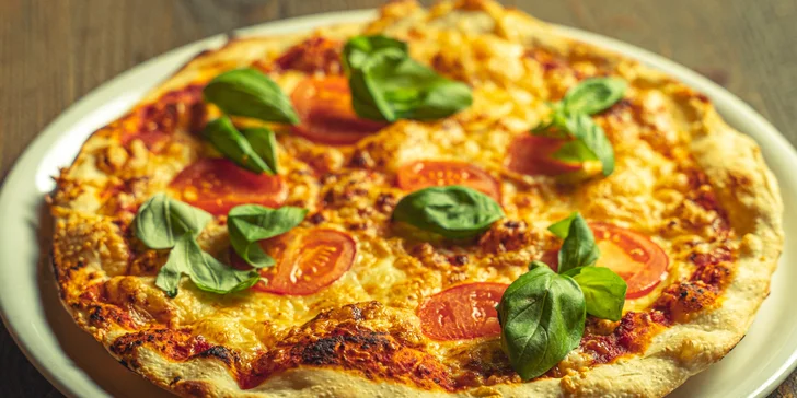V nabídce jsou pizzy různých druhů, třeba šunková, žampionová, Hawaii i tvarůžková. 