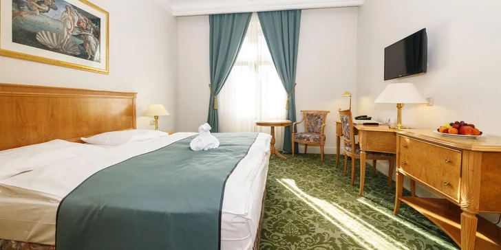 Ubytujete se v pokoji Classic, Superior, v suitách nebo Tower Suite (na fotce pokoj Classic).