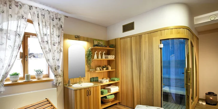 V ceně máte 30 minut privátního wellness, tedy vířivku a saunu.