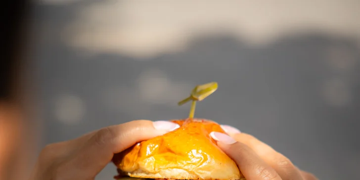 Tradičný OG Munch burger ukrýva bio hovädziu placku a čerstvú zeleninu.