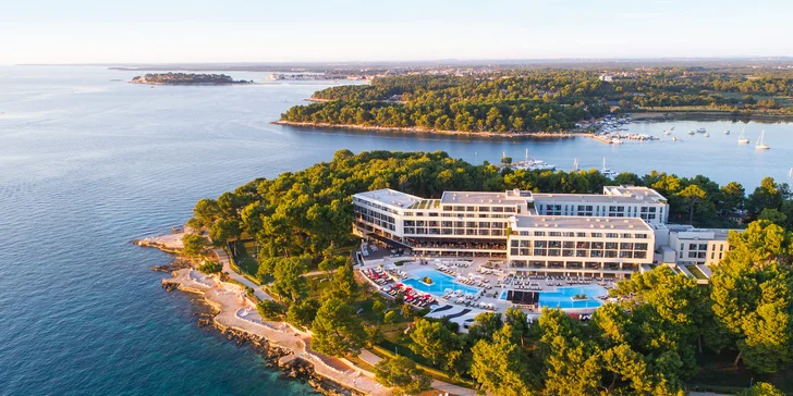 Moderný hotel v chorvátskej Poreči: priamo pri pláži, s polpenziou a wellness