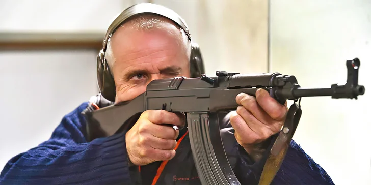 Střelba na kryté střelnici: až 70 nábojů, dohled instruktora, možnost střídání ve dvou i varianta pro děti