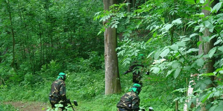 4 hodiny indoor i outdoor paintballu v Alcatrazu