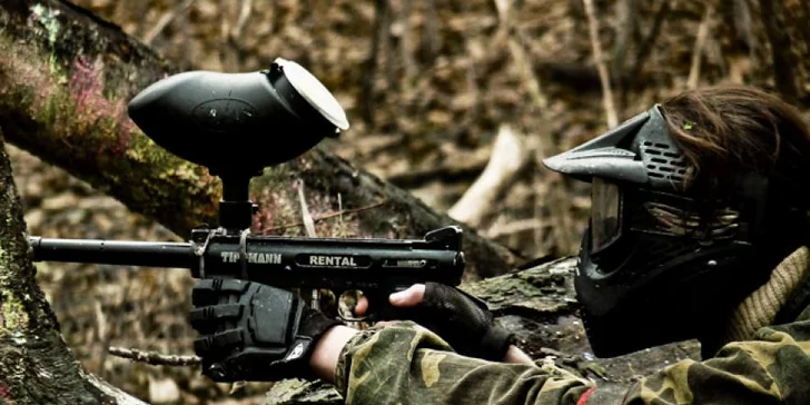 4 hodiny indoor i outdoor paintballu v Alcatrazu